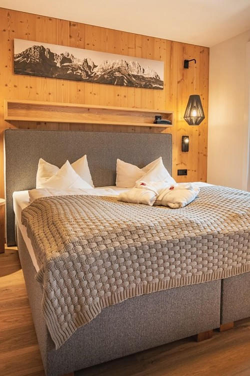 Komfortables Zimmer im Hotel Babymio mit gemütlichem Doppelbett