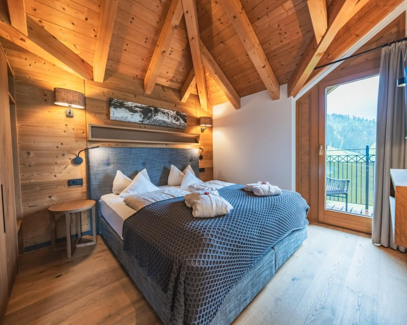 Turm Suite SUP mit Doppelbett, Holzdecke und Balkonblick